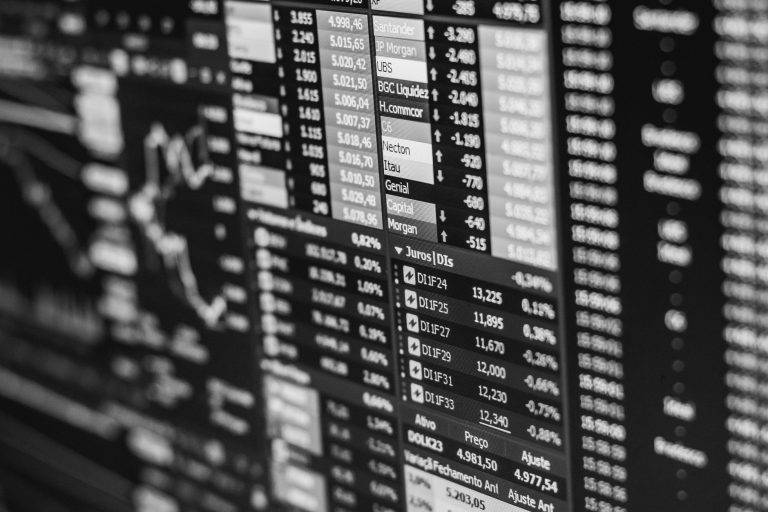 FTSE 100 stiger til fire-måneders højeste i bred europæisk aktierally