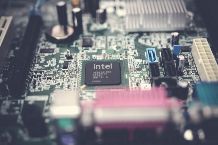 Intel-aktien er tredoblet i 2026 – men nu er hele vendingen prisfastsat ind