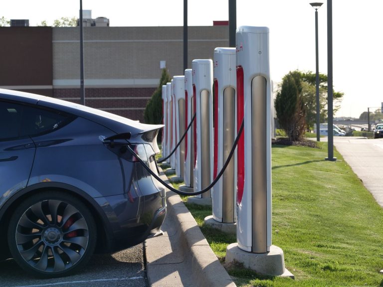 Cathie Woods ARK øger Tesla- og kryptoeksponering, sælger Roku og kinesiske teknologiaktier
